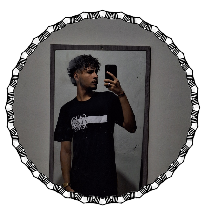 Foto de iclei Arthur serio no espelho com roupa preta  cabelo cacheado e relogio 